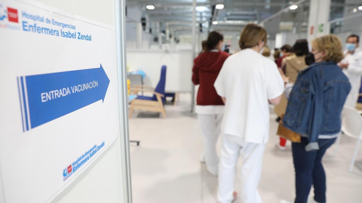 Varias personas acuden a recibir la vacuna contra el Covid-19 en el Hospital Isabel Zendal.
