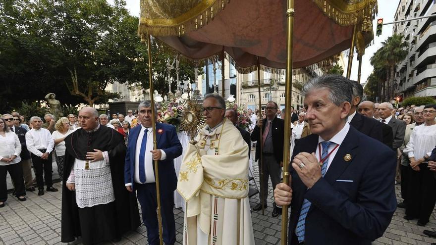 Vigo recupera el pulso del Corpus con misa solemne y procesión por el centro