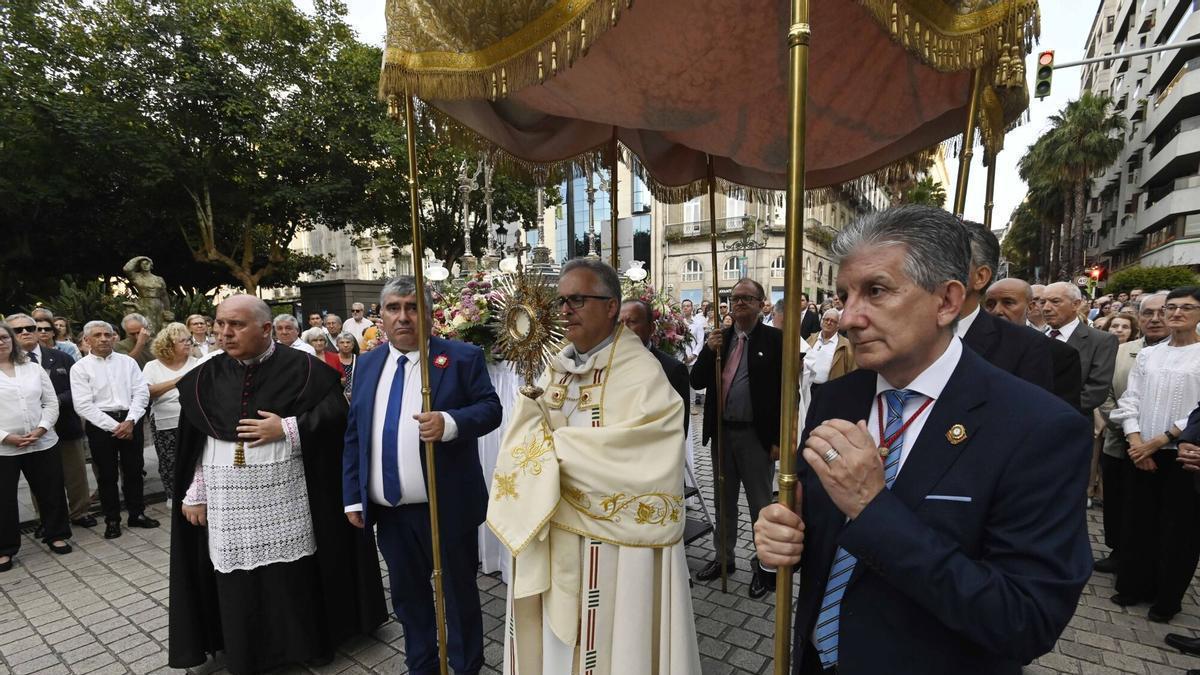 Procesión del Corpus en Vigo, con el obispo Antonio Valín.