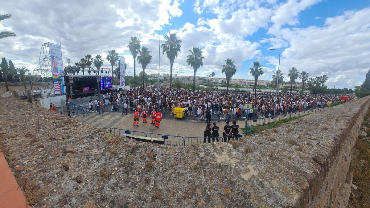 Panorámica de la afluencia en el entorno de puerta de Palmas, con el dispositivo de Cruz Roja y policial.