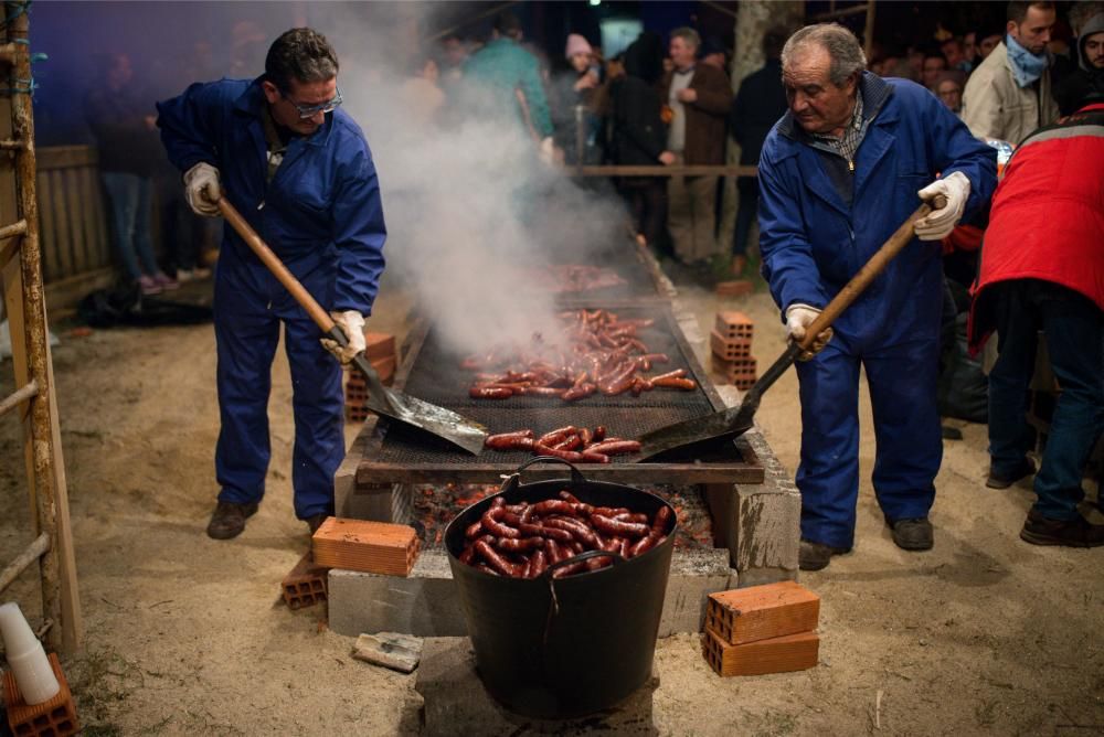 Chorizo, vino y fiesta al calor de los "fachós". // Brais Lorenzo