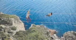 Caminar en la cuerda floja en los acantilados de Moraira