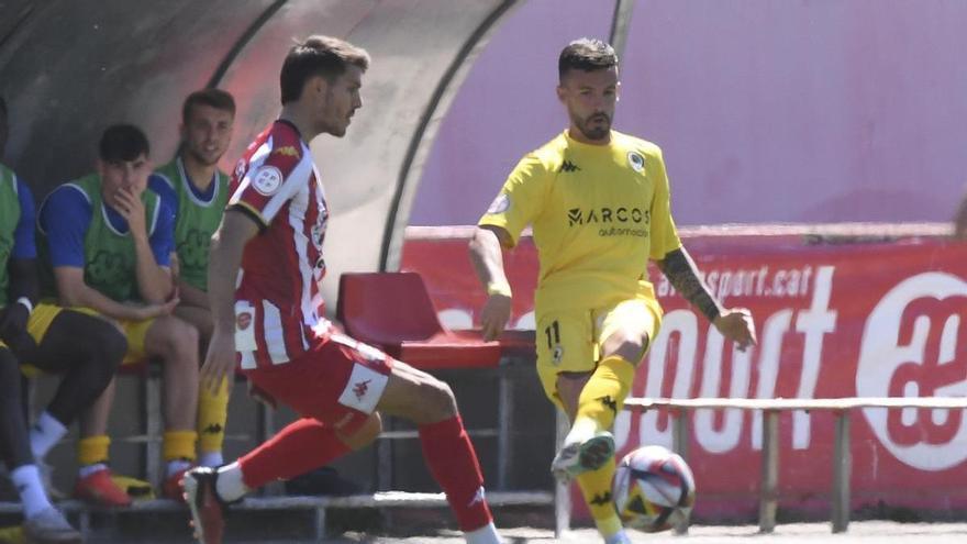 Javi Moreno busca un compañero al que pasar en El Congost.