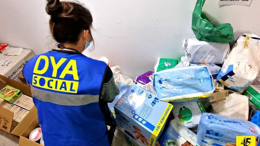 En Cáceres: Una voluntaria clasifica el material donado antes de cargarlo a la furgoneta que viaja hacia la frontera.