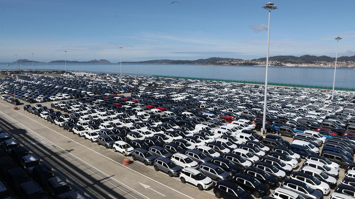 La terminal de vehículos de Bouzas, este viernes, saturada.