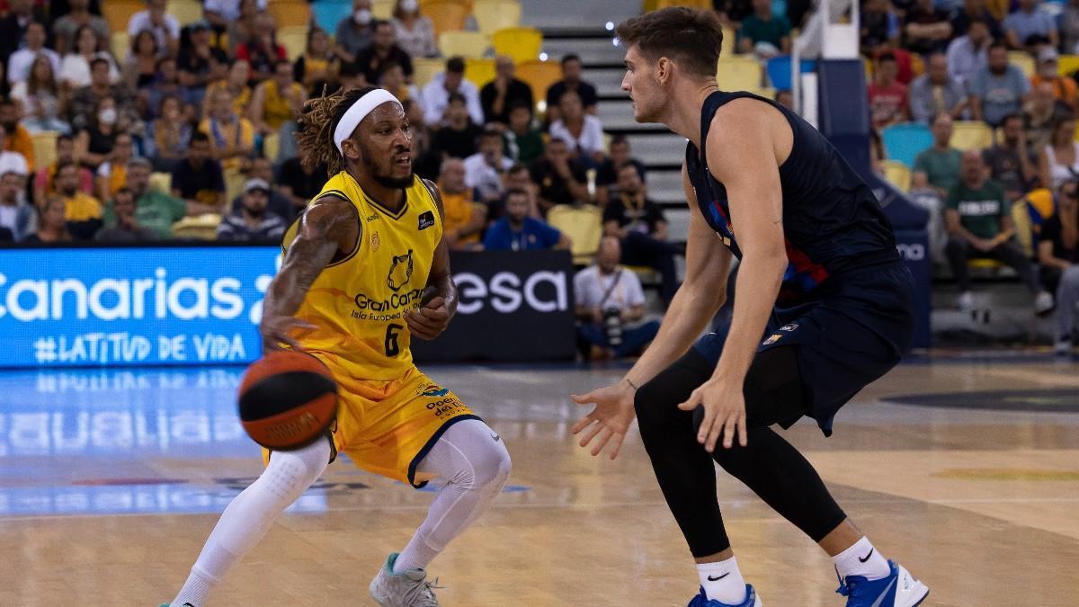 El base del Gran Canaria Andrew Albicy (i) intenta superar a Sergi Martínez, del Barça