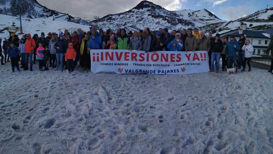 Usuarios de la estación invernal de Valgrande-Pajares, en una de las protestas por la falta de inversiones.