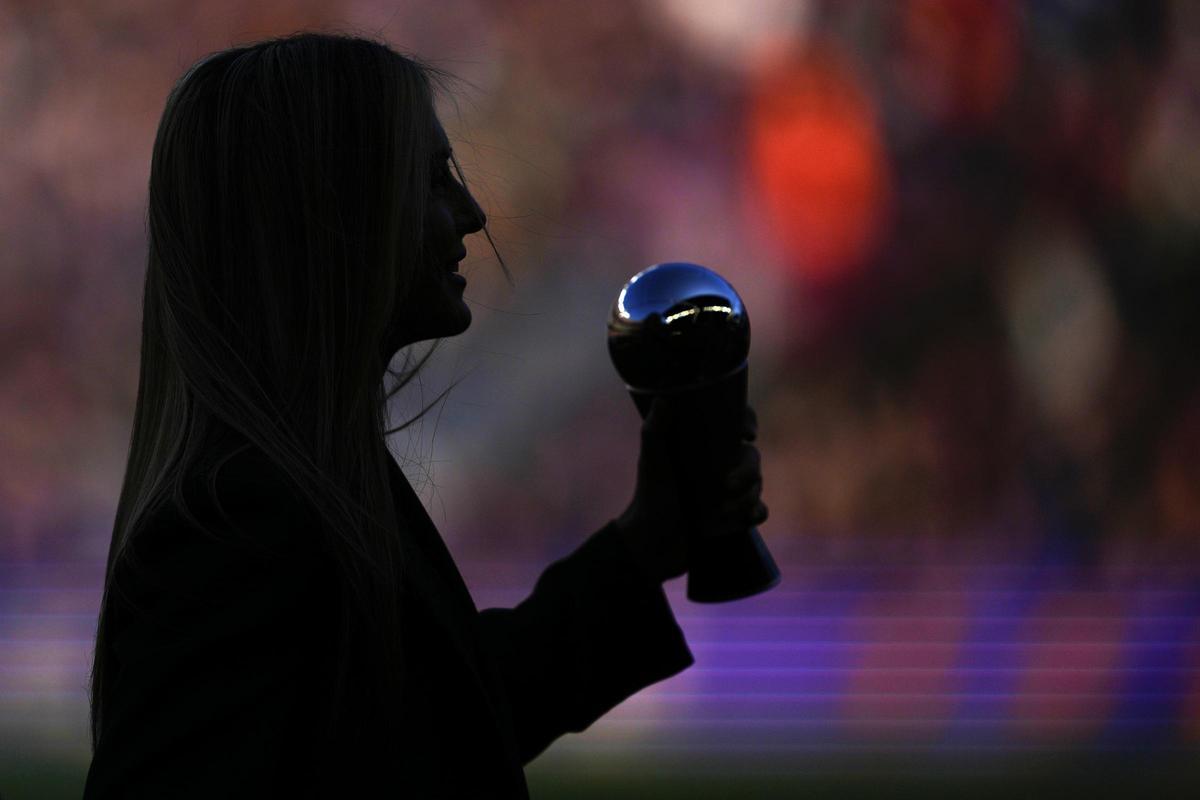 Alexia Putellas ofrece el trofeo The Best en el Camp Nou. Alexia Putellas ofrece el trofeo The Best en el Camp Nou.