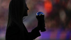 Alexia Putellas ofrece el trofeo The Best en el Camp Nou.