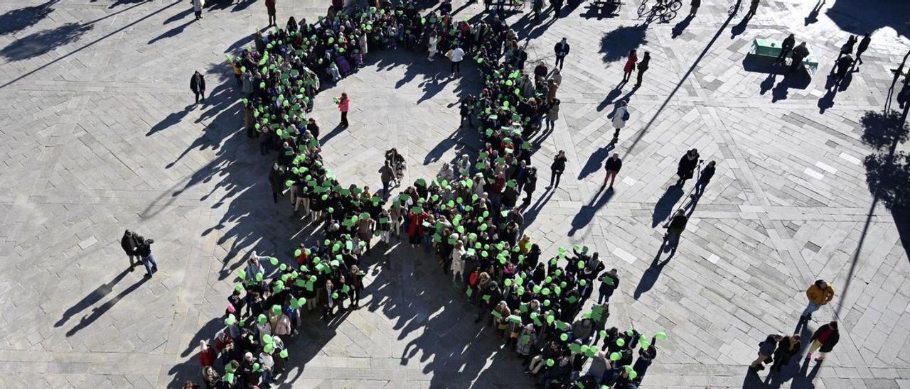 Ocupando buena parte de A Ferrería se creó un lazo humano solidario de color verde. // RAFA VÁZQUEZ