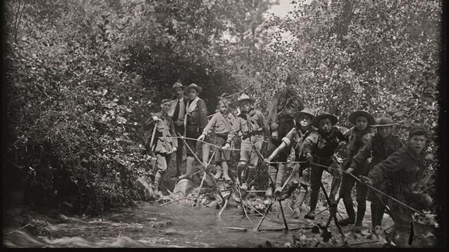 Fotografía de los once exploradores en el río Loña.  | // GARCÍA DEL VILLAR