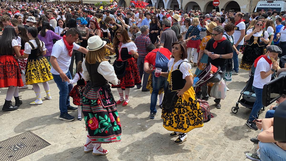 Las mujeres vistieron sus refajos, polleras y los hombres, las chambras y los pañuelos rojos.