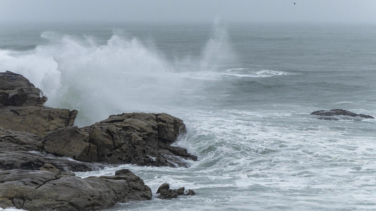 La AEMET mantiene activa la alerta roja por olas que pueden alcanzar los 9 metros de altura en el litoral de A Coruña