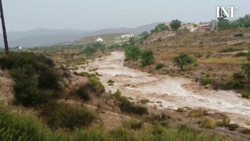 La lluvia inunda la rambla de Rambutxar en San Vicente del Raspeig