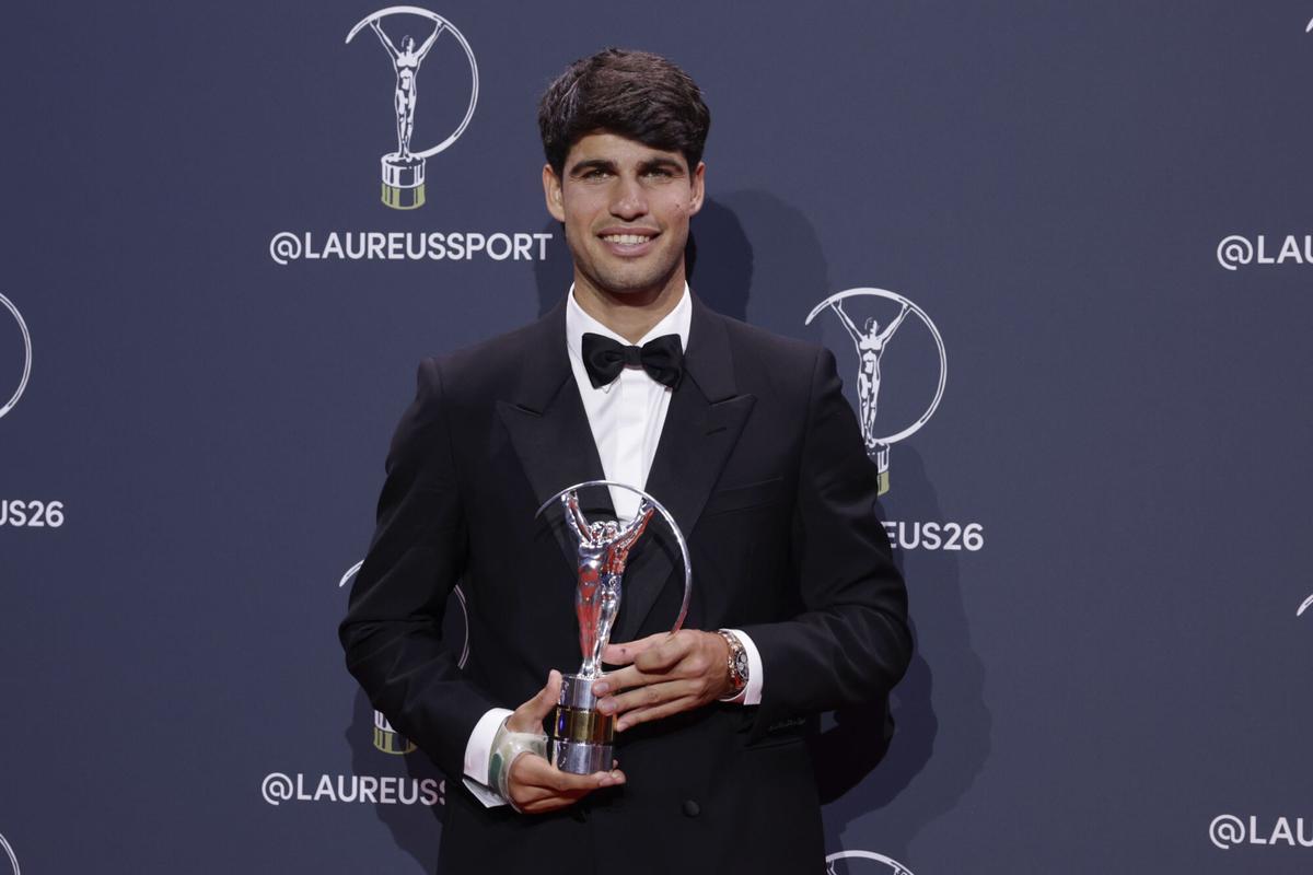 El tenista español Carlos Alcaraz posa con el galardón a Deportista del Año durante la gala de los premios Laureus World Sport 2026