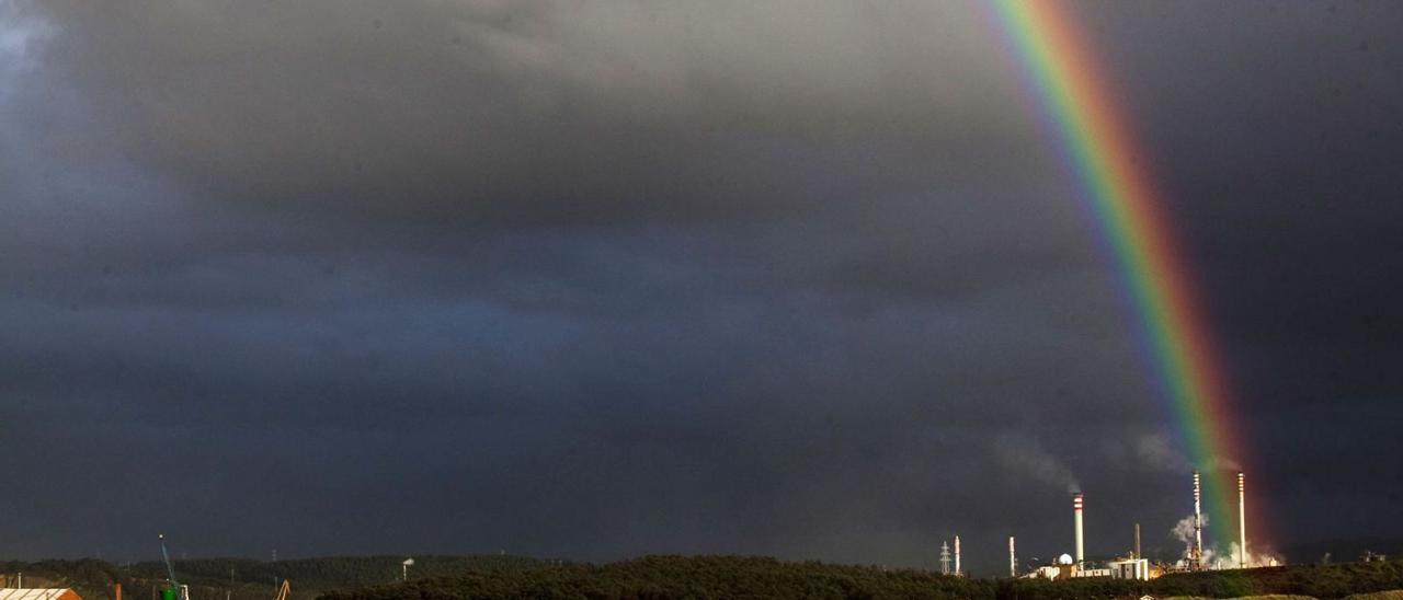 Arco iris sobre las instalaciones de Asturiana de Zinc, en San Juan de Nieva. | Miki López