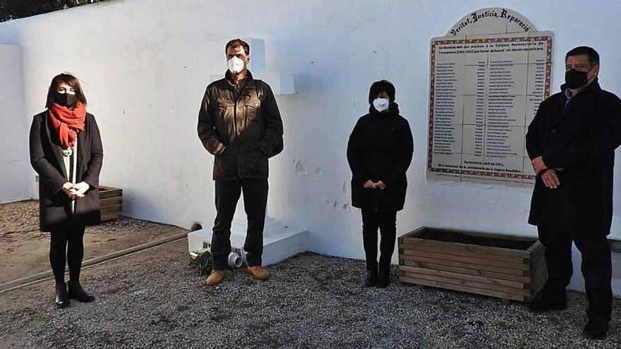 Los asistentes posan junto a la placa en memoria de los 58 republicanos.