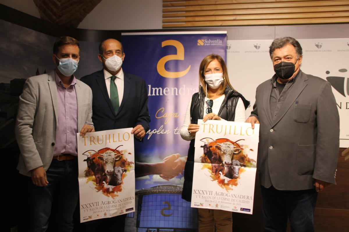 Enrique Borrega, presidente del comité ejecutivo;  Fernando Moreno, director de desarrollo en Cáceres de Cajalmendralejo, Elisabeth Martín, diputada de Agricultura; y José Antonio Redondo, alcalde de Trujillo, esta mañana.