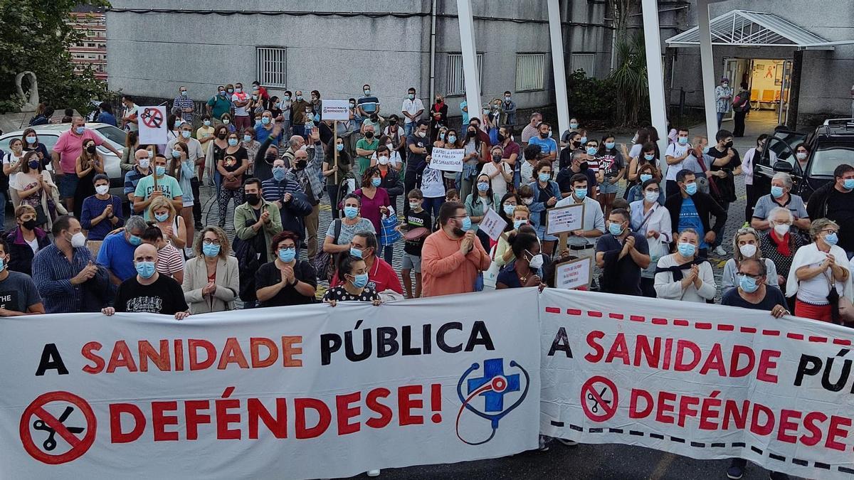 Vecinos de Ponteareas en una reciente protesta ante el centro de salud. // Eurorrexión