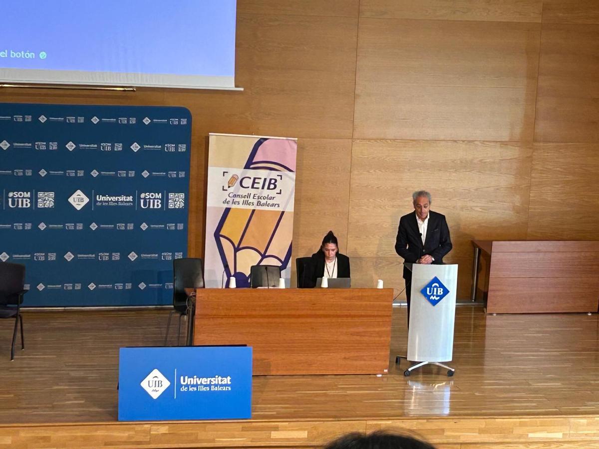 José Antonio Expósito durante su ponencia, este viernes en la UIB.