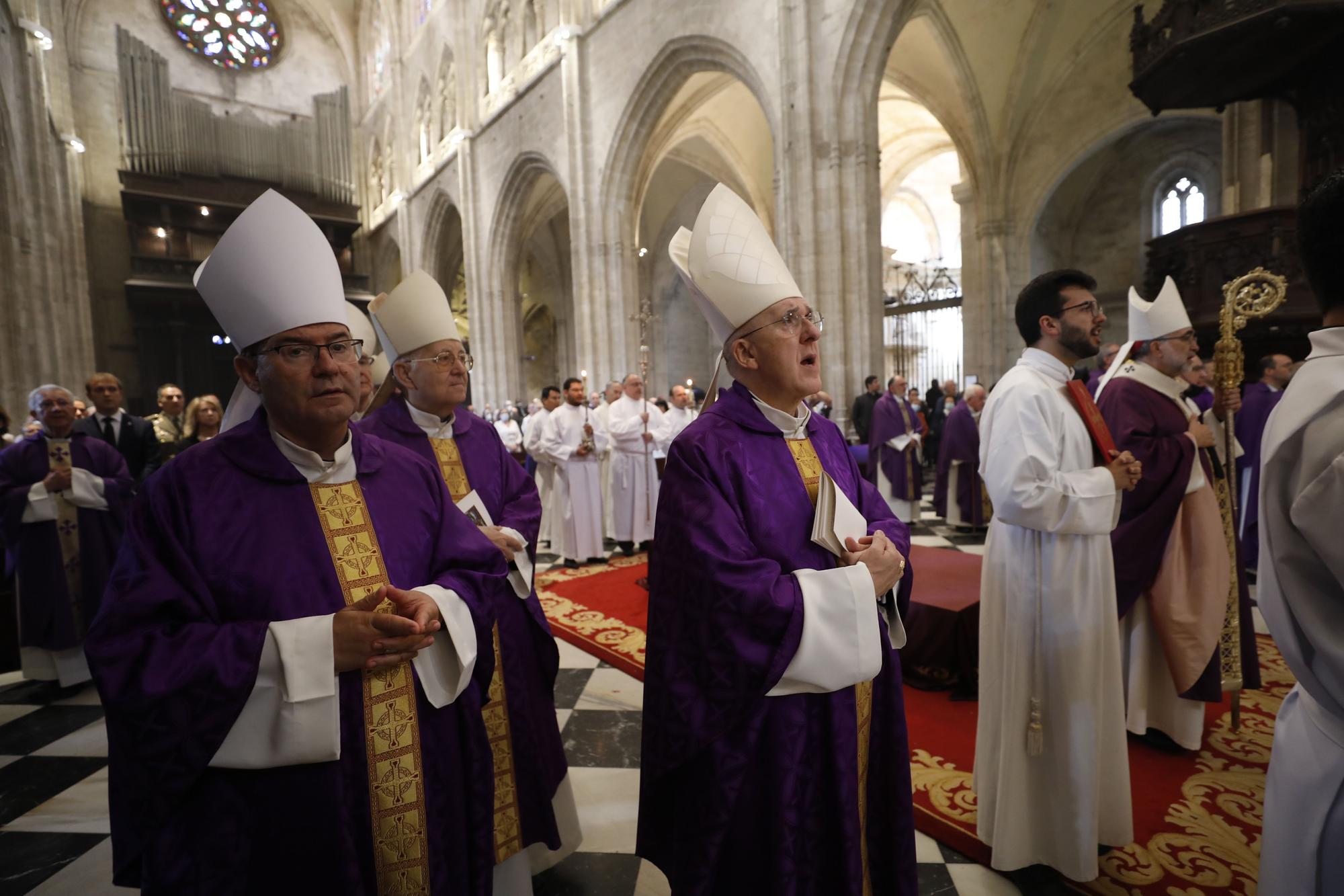 EN IMÁGENES: Asturias despide a Gabino Díaz Merchán en un multitudinario funeral en la Catedral de Oviedo