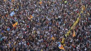 Una multitud llena a Plaça Universitat.