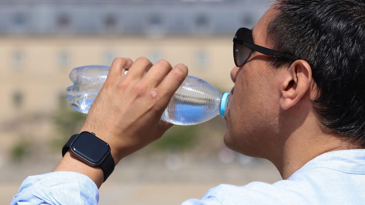 Un hombre bebe agua para combatir el calor, en una imagen de archivo.