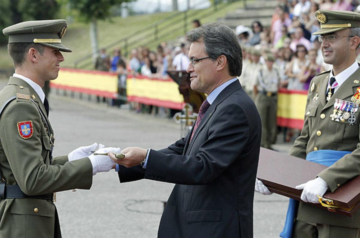 Artur Mas entrega l’espasa de Jaume I a Francisco José Parra Túnez (esquerra), número u de la 37a promoció de l’Acadèmia Bàsica de Suboficials, a Talarn.