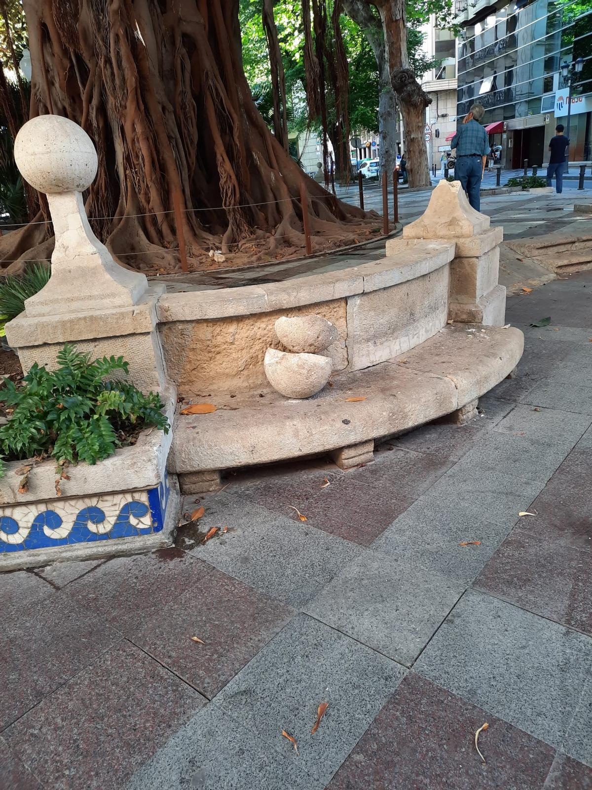 La decoración que ha aparecido rota este lunes en la plaza Gabriel Miró.