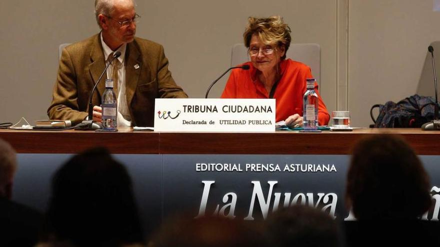 Alfonso Toribio, junto a Paloma Castillo, ayer, en el Club Prensa Asturiana.