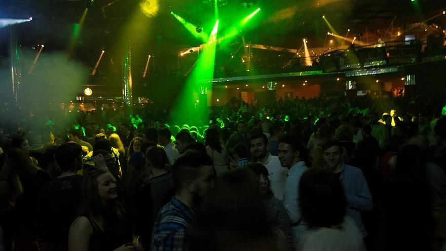 Jóvenes en una discoteca, antes de su cierre.