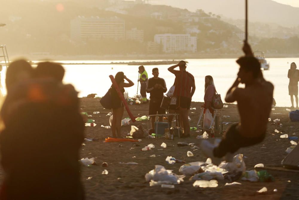 Así quedaron las playas tras la Noche de San Juan.