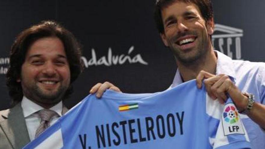 Van Nistelrooy posa con su nueva camiseta.