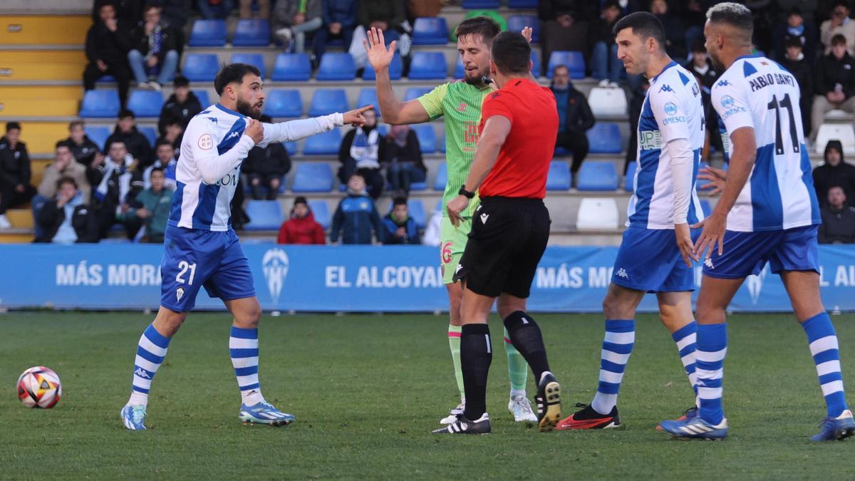 José Lara le reclama a Martínez Montalbán una falta recibida por Genaro Rodríguez, del Málaga