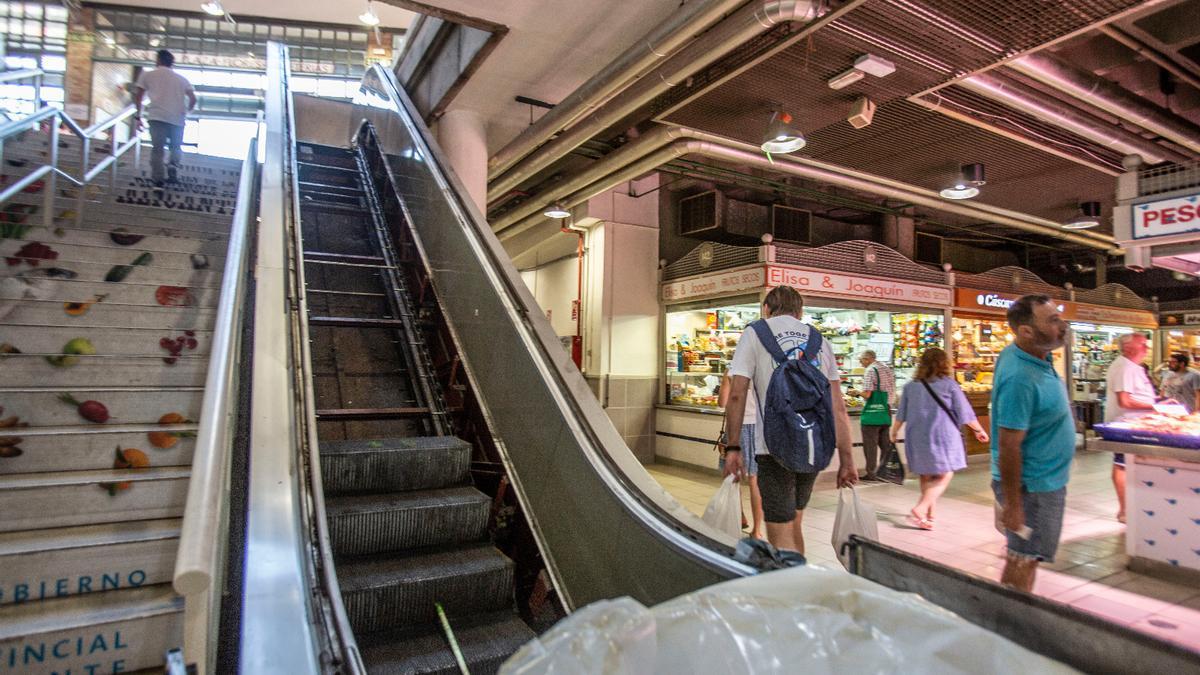 Cambio de escaleras en el Mercado Central de Alicante