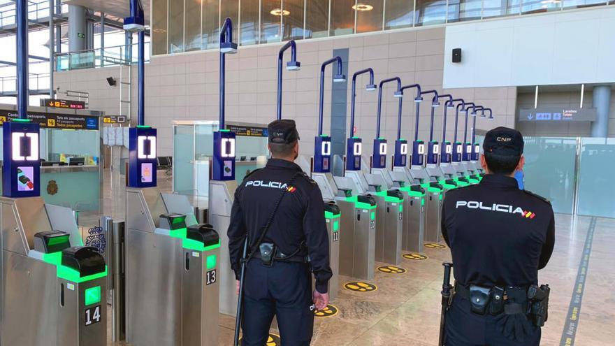 Dos agentes del CNP en el aeropuerto de Alicante-Elche, en una imagen de archivo