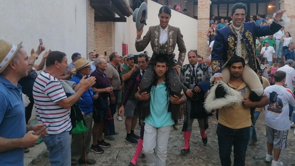 Lea Vicens y Paulo Jorge Santos salen a hombros de la plaza de toros de la ciudad