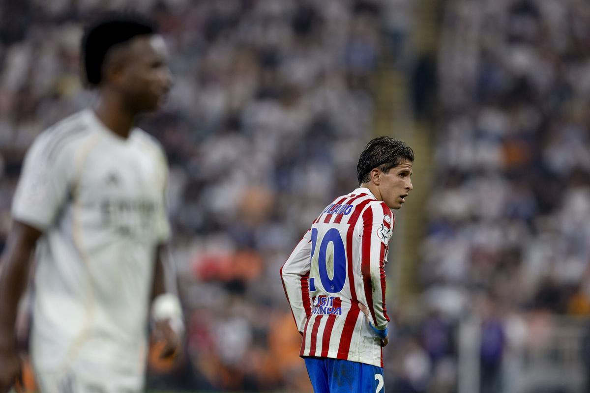 YEDA (ARABIA SAUDÍ), 08/01/2026.- El delantero del Atlético de Madrid Giuliano Simeone durante la semifinal de la Supercopa de España entre el Atlético de Madrid y el Real Madrid, este jueves en el Estadio Rey Abdullah, en Yeda. EFE/Kai Forsterling