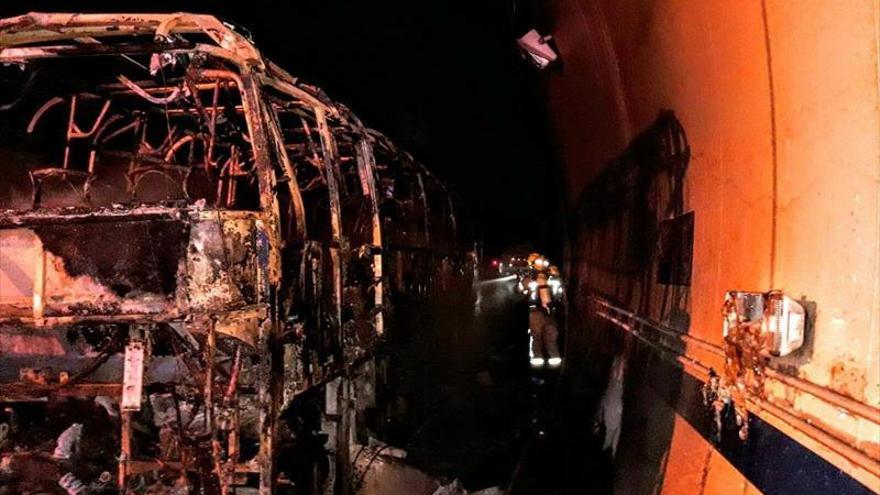 Dos carriles del túnel de Miravete siguen cerrados tras el incendio de un autobús el sábado