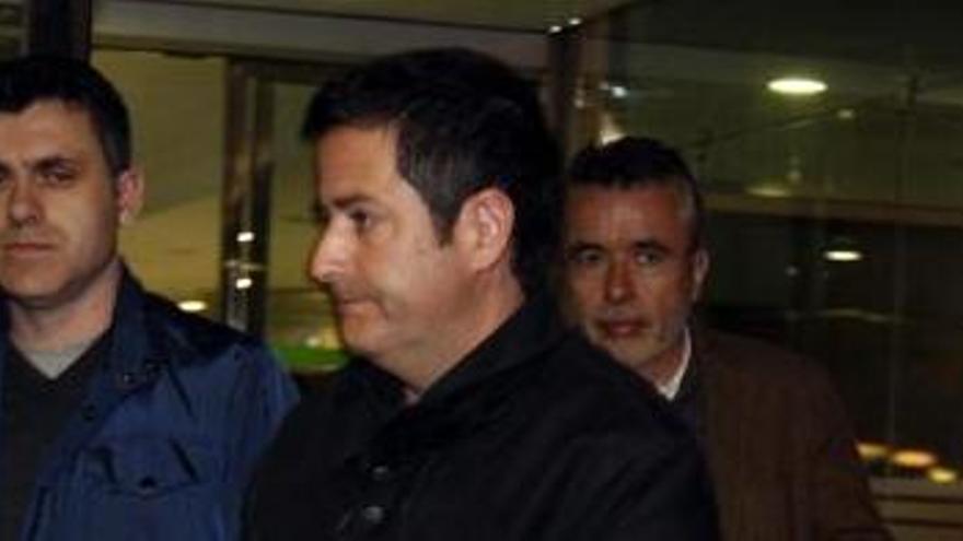 Enrique Ujaldón, director de bellas artes sale del Hospital.