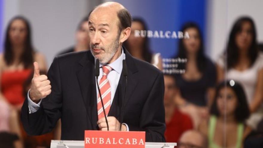 Rubalcaba defiende el impuesto a la banca