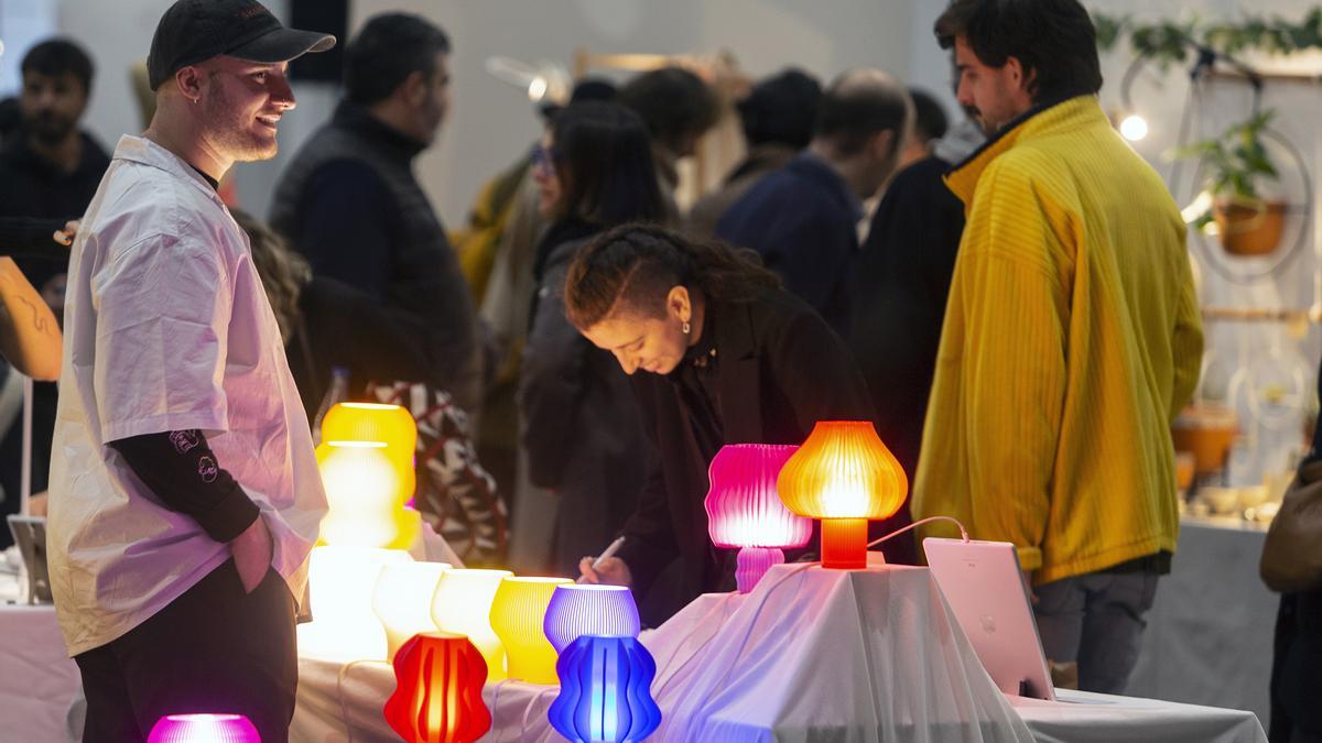 Varios visitantes del Disseny Market de la pasada edición.