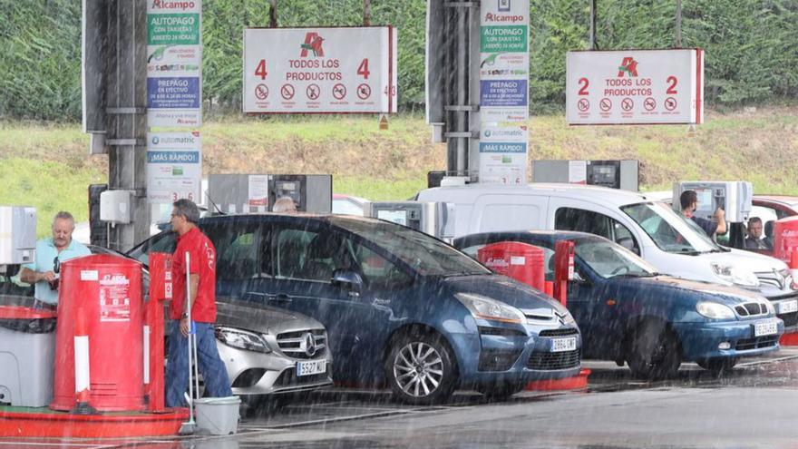 Varios automóviles repostan en una gasolinera de Vigo.