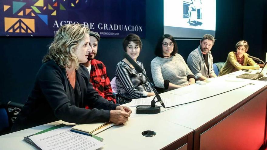 De izquierda a derecha, María Luisa Torcida, Dani Blázquez, Olaya Valle, Tamara Álvarez, Santiago Martínez y Nenu González, ayer, en el salón de actos de la Escuela de Arte.