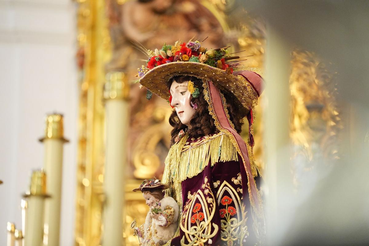 La Virgen del Rocío con su atuendo de pastora para su traslado al pueblo de Almonte . A 18 de agosto de 2026 en El Rocío, Almonte (Huelva, Andalucía). La aldea de El Rocío ya se prepara para uno de sus momentos más esperados. Los vecinos trabajan en el tradicional engalanado de las calles con flores de papel, arcos y estructuras adornadas con romero ante la próxima salida de la Virgen de su Santuario. La Pastora emprenderá el 19 de agosto su traslado hasta Almonte, donde permanecerá durante nueve meses antes de regresar de nuevo a la aldea. 18 AGOSTO 2026 Joaquín Corchero / Europa Press 18/08/2026. Joaquín Corchero;