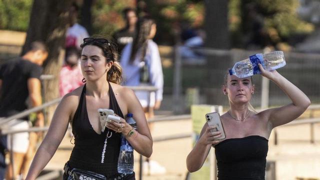 Dues turistes es refresquen a l’entorn del parc de la Ciutadella, ahir. | ZOWY VOETEN