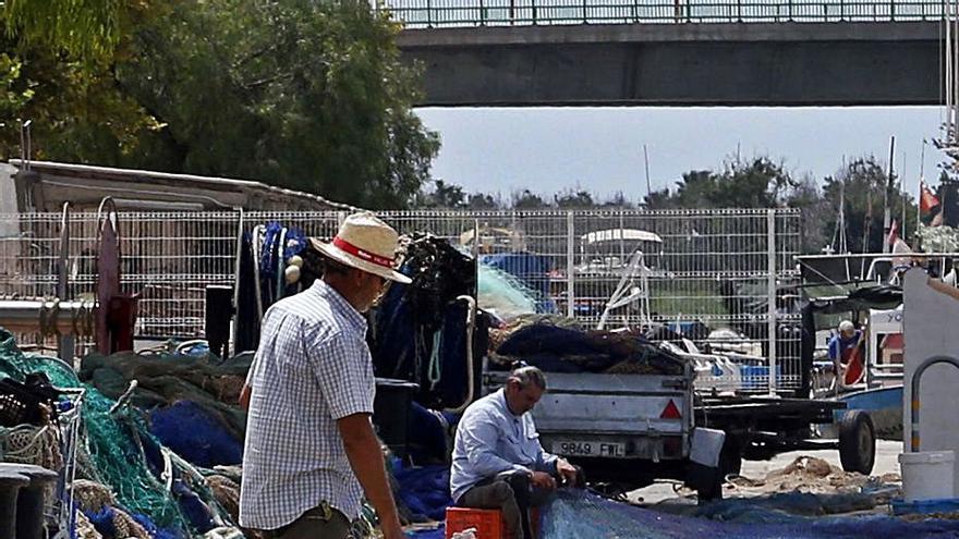 Pescadores de Cullera reparan las redes. | VICENT M. PASTOR