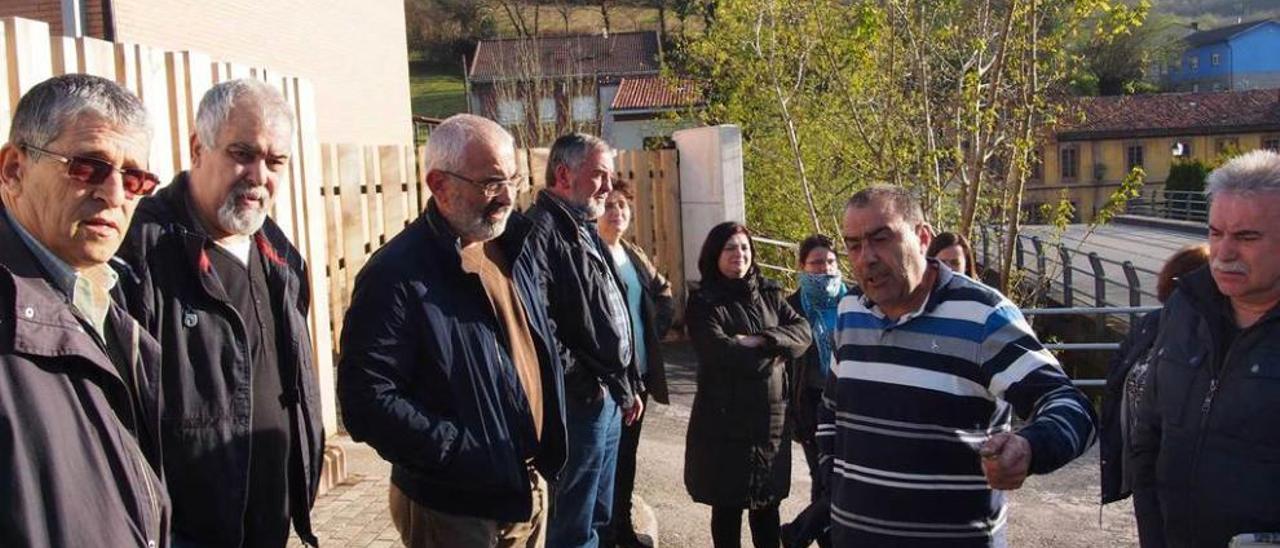 Víctor Fernández, Nel Ánxel Palacio, José María Suárez, José María Rodríguez, Josefina Santiago, Lola Cueto, Andrea García, José Antonio Villa y Pepe Pidal, ayer, a las puertas del centro de la madera de Pumarabule.