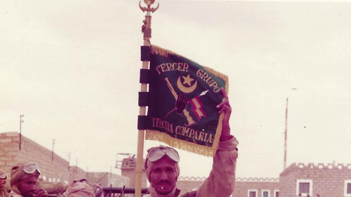 Nativo saharaui portando el banderín de la compañía.