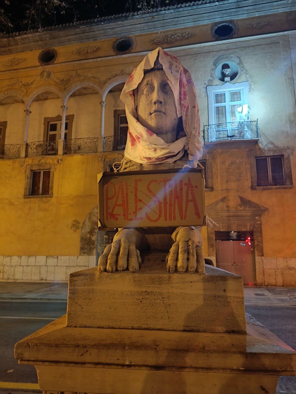 Esculturas de toda Mallorca amanecen con carteles a favor de Palestina: "Paremos el genocidio"